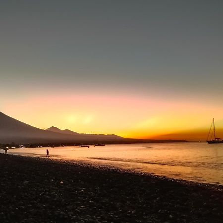 Beach Side Amed Delem Family Ambat Exterior foto